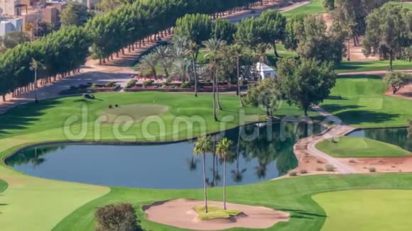 绿色高尔夫球场景观与树木空中时间推移阿联酋迪拜视频的预览图