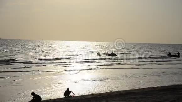 泰国儿童在沙滩上玩海浪和大海的沙滩视频的预览图