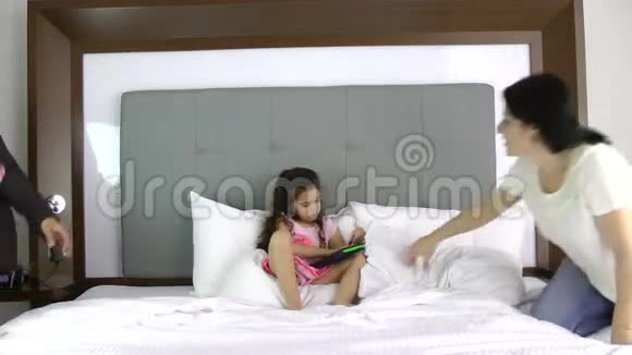 父亲和母亲在卧室里送礼物给他的小女儿视频的预览图
