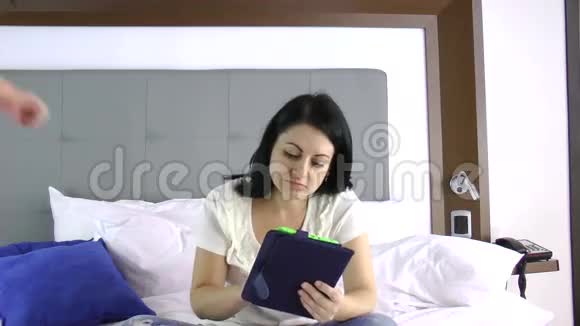 小女孩在卧室里给她妈妈送礼物她闭上了眼睛视频的预览图