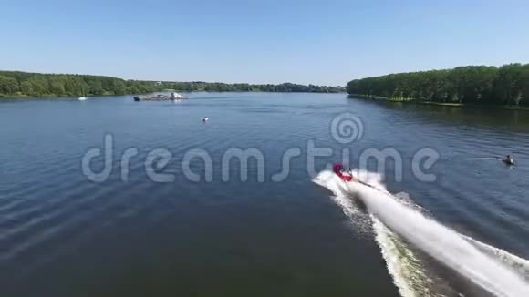 俄罗斯莫斯科2018年5月15日两栖车水车豹红车乘汽车在河上游泳视频的预览图