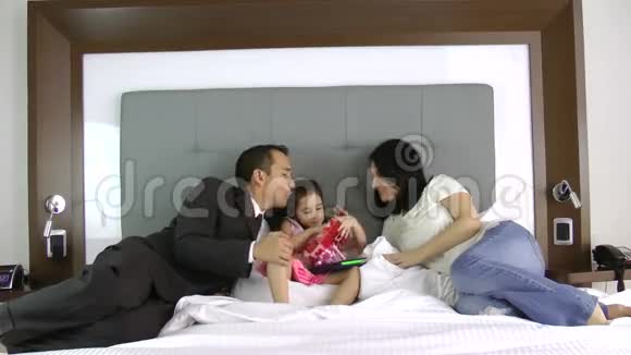 小女孩在父母面前打开礼物家庭爱情儿童生日概念视频的预览图