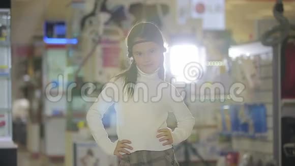 商店里的儿童画像女性儿童做面部表情和微笑视频的预览图