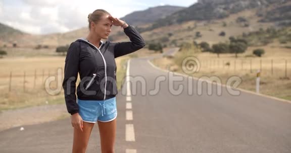 运动女子独自站在路上视频的预览图