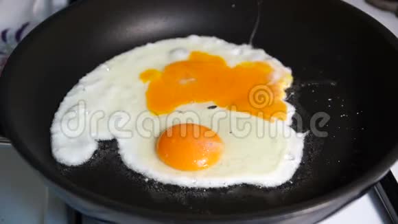 两个煎蛋黄在石锅里煎视频的预览图