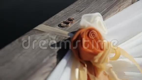 结婚戒指躺在木桥上视频的预览图