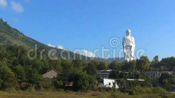 高白佛立在蓝天的背景上全景图寺庙矗立在山上视频的预览图