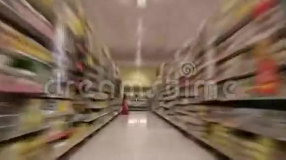 在杂货店购物时间流逝视频的预览图