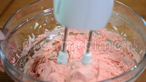 草莓蛋糕用搅拌器将草莓奶油打匀视频的预览图