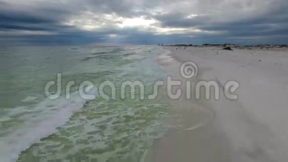 飞越墨西哥湾和海滩在彭萨科拉佛罗里达州乌云密布的夜空视频的预览图