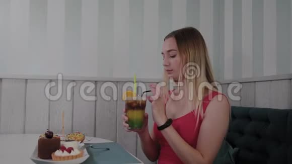 漂亮的女孩在餐馆喝鸡尾酒视频的预览图