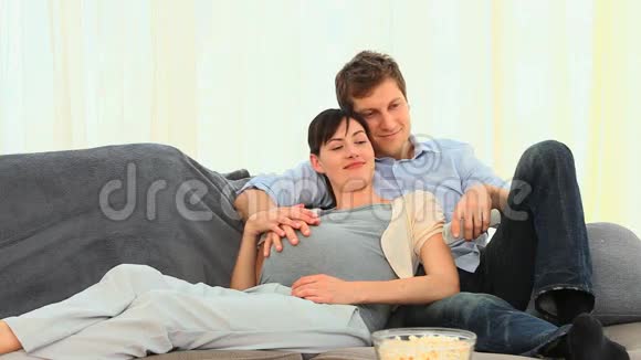男人抚摸他怀孕妻子的腹部视频的预览图