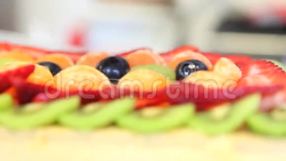 准备水果蛋糕的糕点师视频的预览图