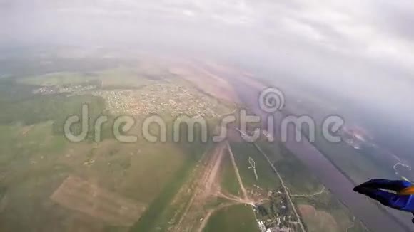 专业的跳伞运动员在绿色的田野河流上空飞翔晴天极端视频的预览图
