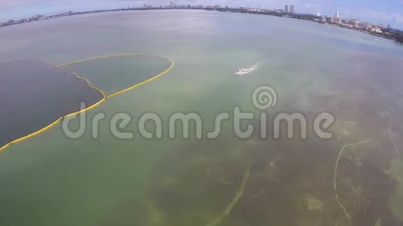 迈阿密海滩受保护水域的空中录像视频的预览图