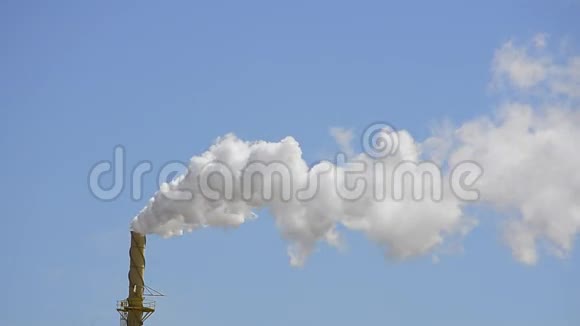 蓝天的烟雾从工厂的反向运动视频的预览图