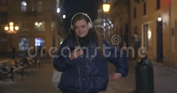 在街上散步时使用手机的女人视频的预览图