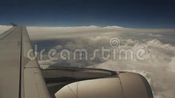 从飞机机翼与发动机的窗口观察视频的预览图