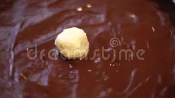 把巧克力蛋糕合上视频的预览图