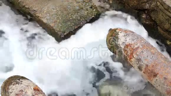 从旧金属管道流出的清洁饮用水视频的预览图