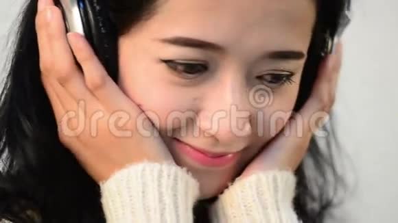 亚洲女性放松眼接触镜头视频的预览图