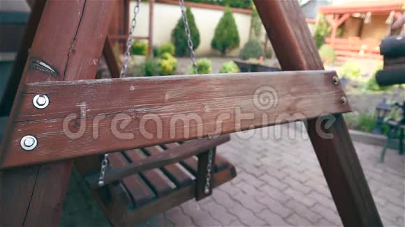 在木凳上用砂纸视频的预览图