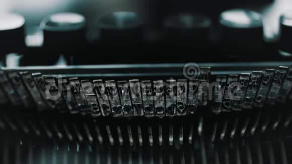 老式打字机金属字母的细节视频的预览图