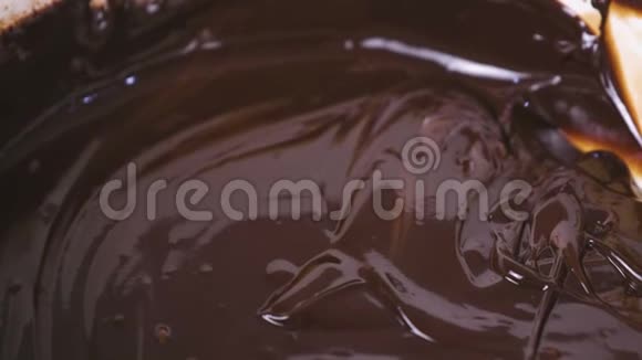 白色碗里的黑巧克力特写镜头视频的预览图