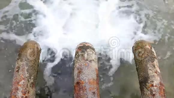 从旧金属管道流出的清洁饮用水视频的预览图