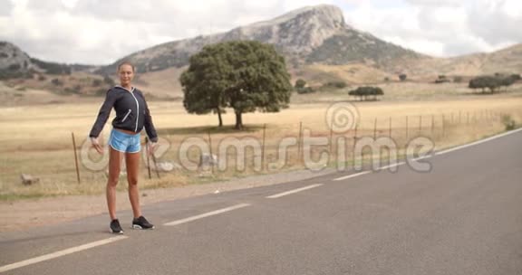 运动女子独自站在路上视频的预览图