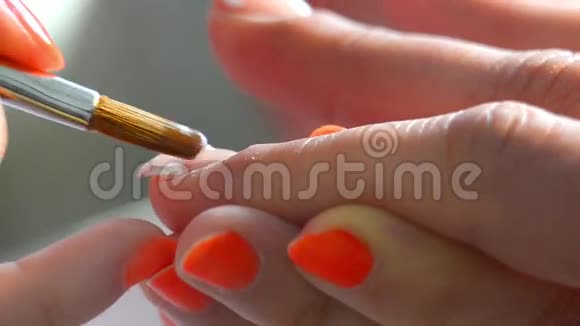 把指甲油涂在手指指甲上视频的预览图