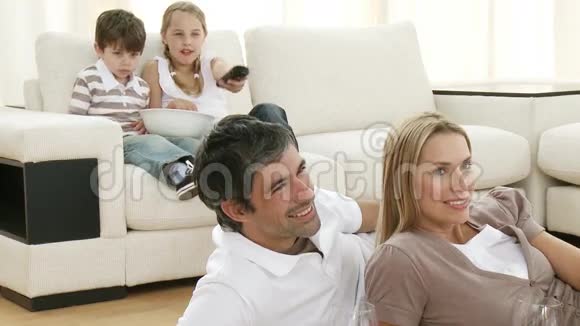 一家人在客厅看电视视频的预览图