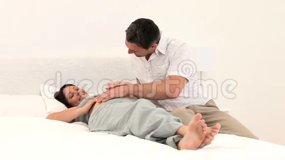 男人抚摸他怀孕妻子的腹部视频的预览图