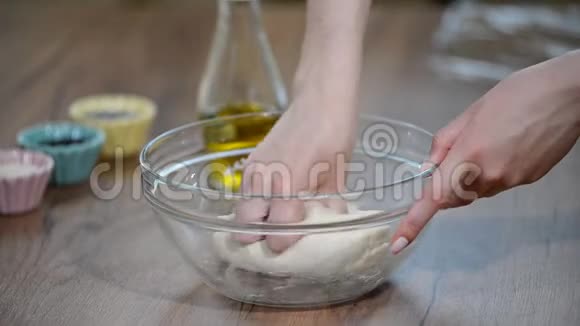 手在碗里揉面包视频的预览图