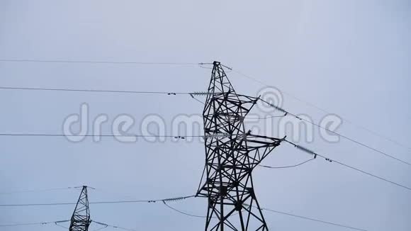 带有电缆的电气塔在灰色电力背景下视频的预览图