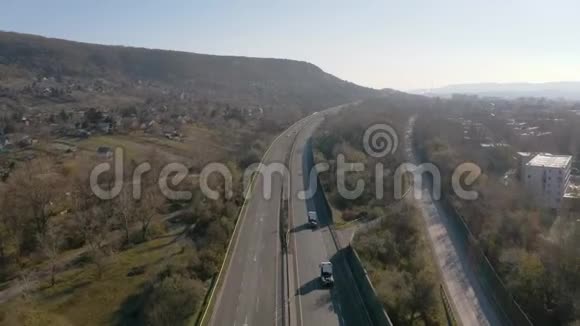 有交通的高速公路视频的预览图