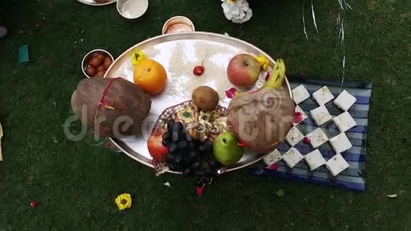 印度北方邦阿格拉AmarVillas酒店举行的印度婚礼上的宗教仪式拍摄视频的预览图