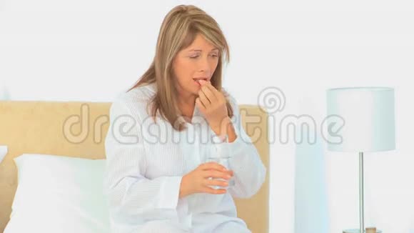 一个生病的成熟女人吃药视频的预览图