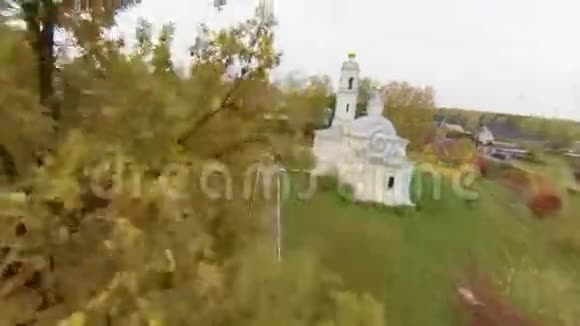 鸟瞰白色教堂视频的预览图