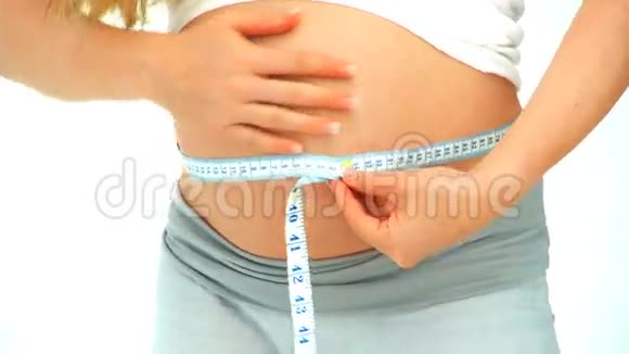 期待女人测量她的肚子视频的预览图