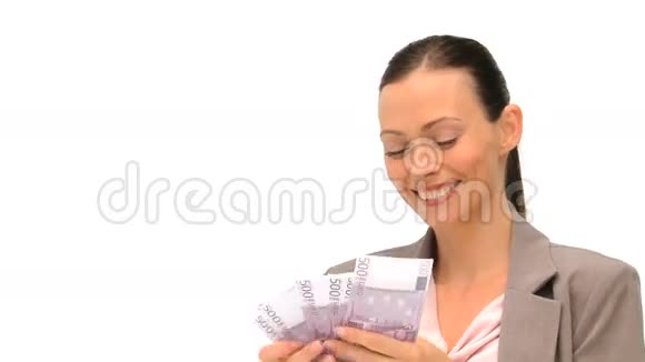 快乐的女商人在白色背景下数钱视频的预览图