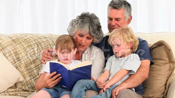 祖父母给他们的孙子们读一本书视频的预览图