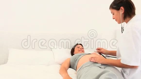 护士探视怀孕病人视频的预览图