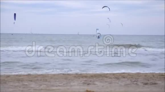 雨天里米尼海滩视频的预览图