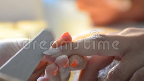 女性指甲被修剪过视频的预览图
