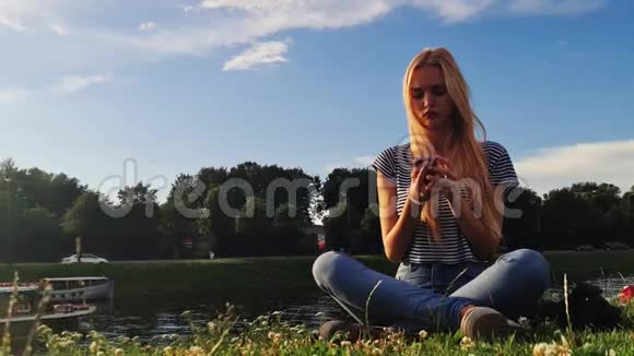 美丽的年轻女孩在日落时自拍4K视频的预览图