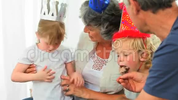 可爱的家人吃生日蛋糕视频的预览图