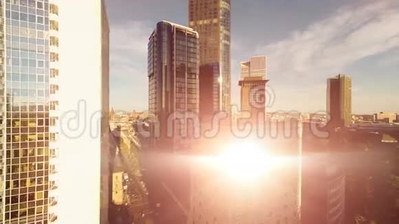 直升机观看现代城市景观天际线太阳发出光视频的预览图