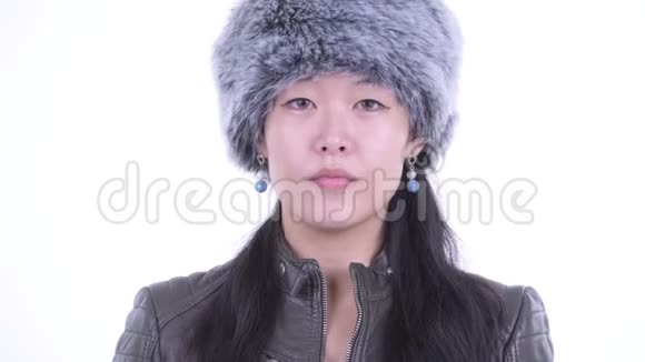 一张快乐美丽的亚洲女人微笑着准备过冬的脸视频的预览图