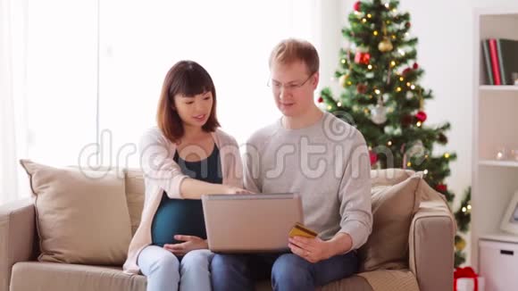 男人和怀孕的妻子在圣诞节网上购物视频的预览图